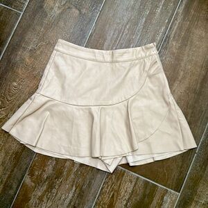 DO+BE PLEATHER SKORT with RUFFLE TRIM